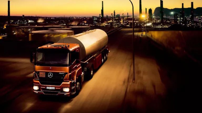 xWallpapersxl-Volvo-Trucks-Vehicle-Mercedes-Benz-Axor-Fuel-Tank-Truck-199738-1920x1080-768x432.jpg.pagespeed.ic.lemtPH35d-
